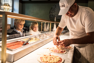 Pizzaiolo bei der Arbeit Pizzaiolo bei der Arbeit